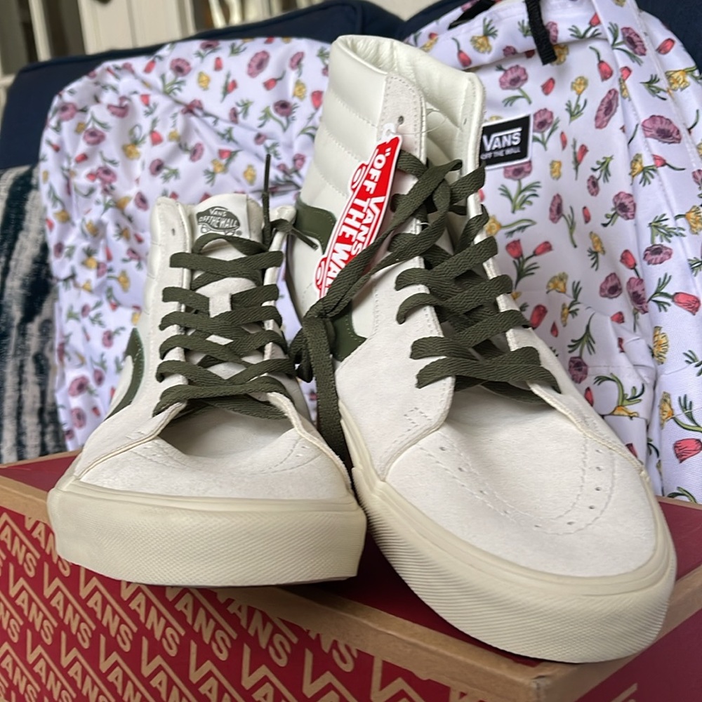Vans Women’s Sk8-Hi
Vintage Pop Marshmallow/True White 
VN0A4BVTR2S
Sneakers - Picture 8 of 16